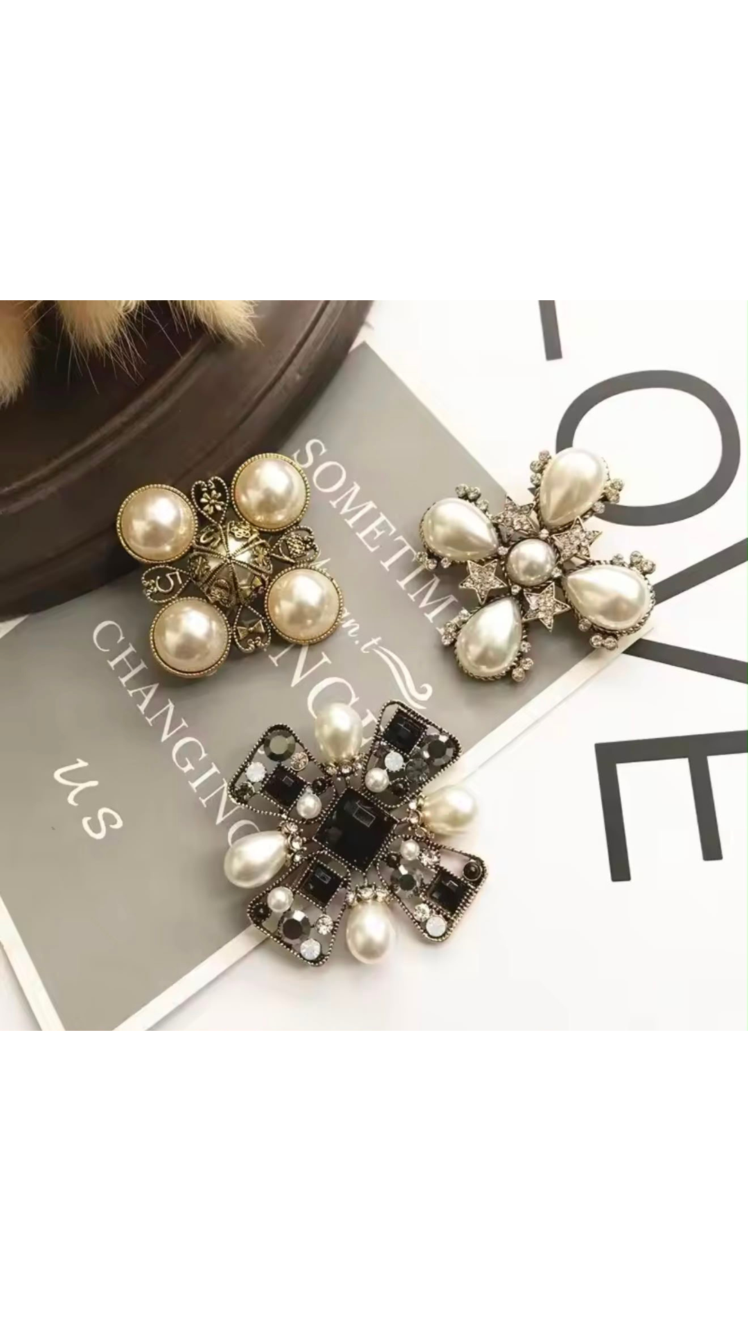 Metal pearl brooch