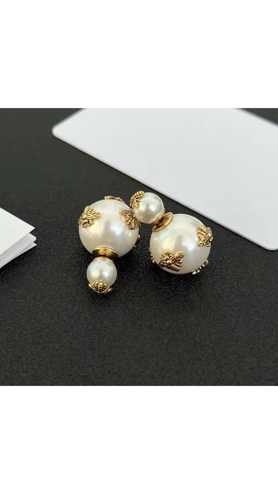 Bee studs
