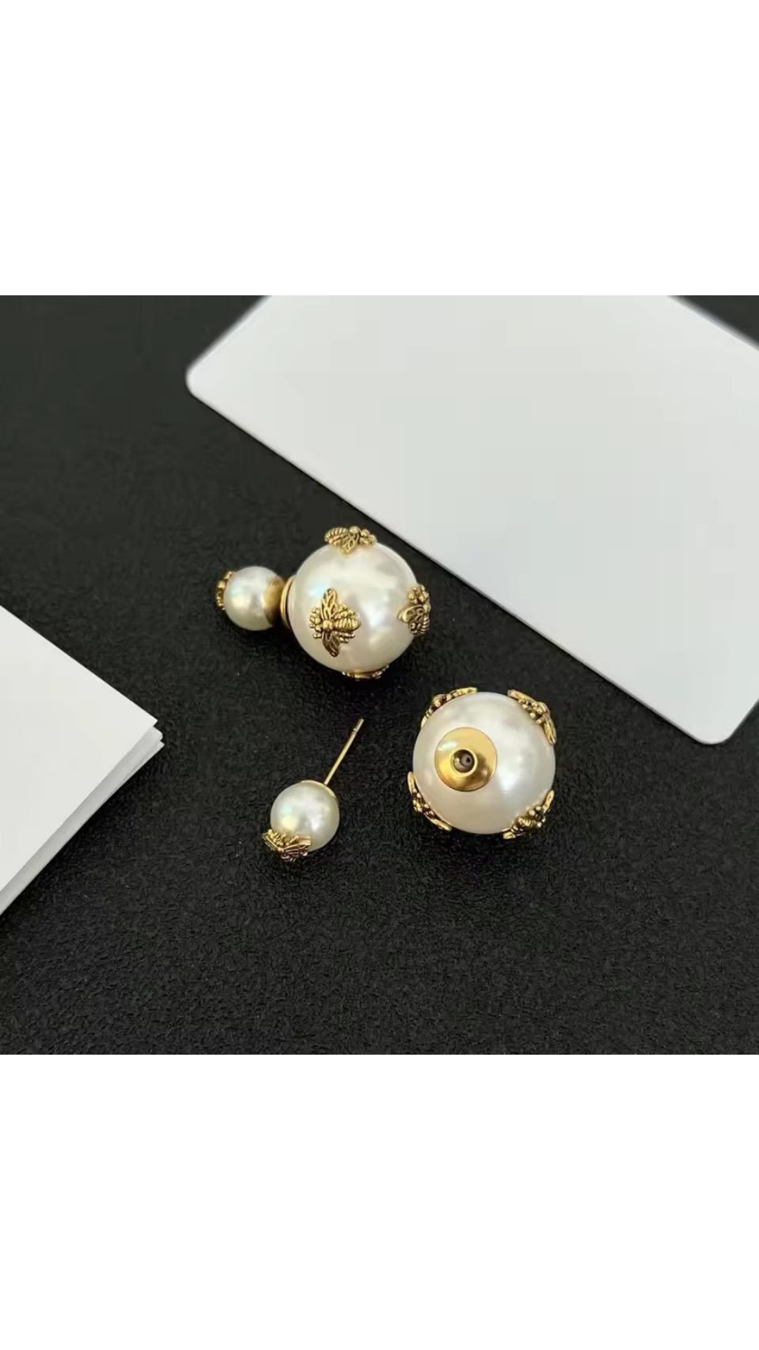 Bee studs